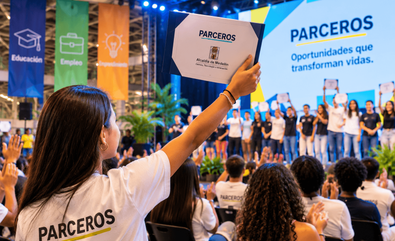 Jóvenes celebran su graduación del programa Parceros durante una ceremonia que destaca oportunidades de educación, empleo y emprendimiento en Medellín.
