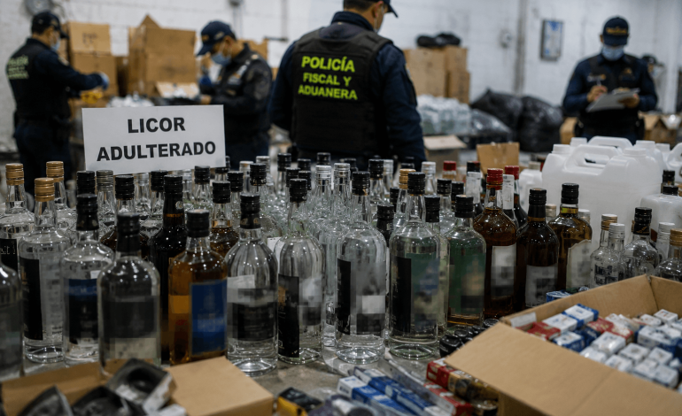 Botellas de licor adulterado incautadas durante un operativo de la Policía Fiscal y Aduanera en Medellín contra el contrabando y la fabricación ilegal de bebidas alcohólicas.