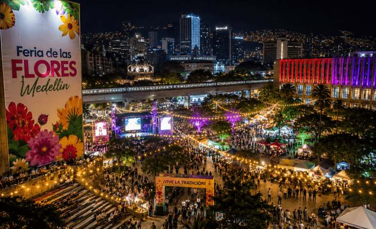 Turistas recorren Medellín durante la Feria de las Flores 2026