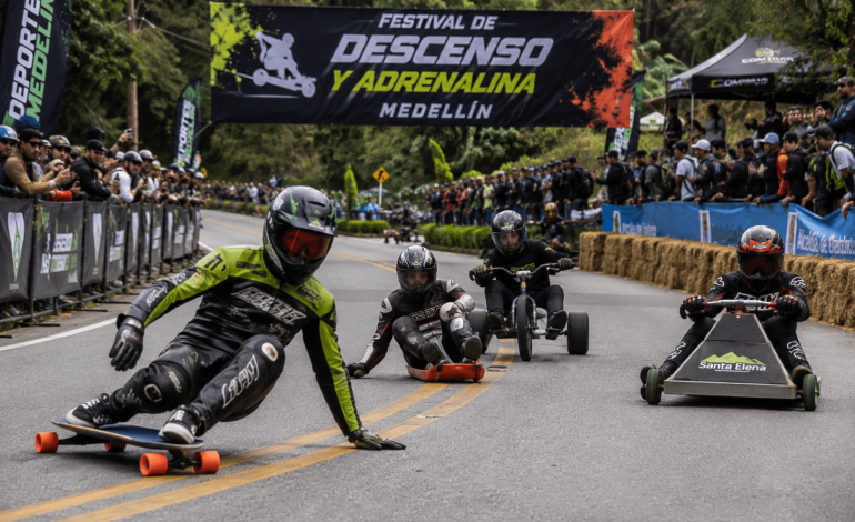 Deportistas descienden a gran velocidad durante el Festival de Descenso y Adrenalina en Santa Elena Medellín
