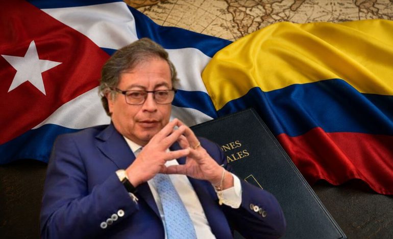 petro y con banderas de Colombia y Cuba representando el viaje oficial