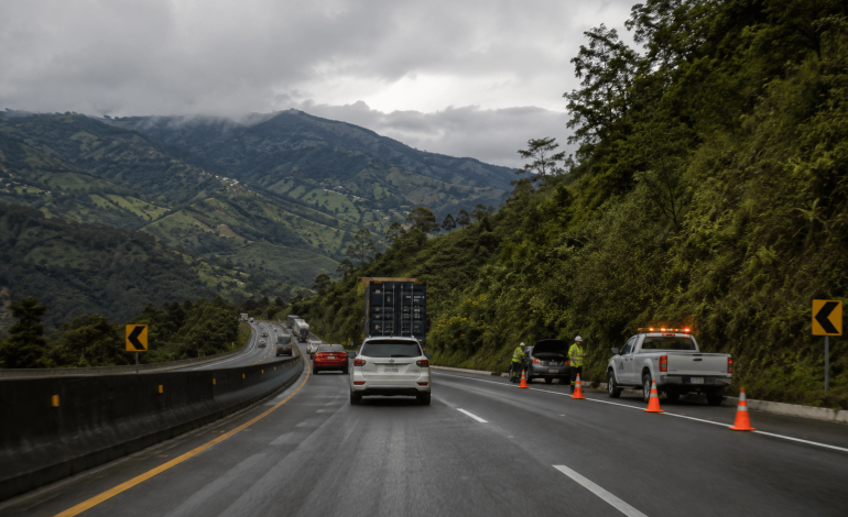 Autopista Medellín-Bogotá con vehículos y servicios de emergencia vial