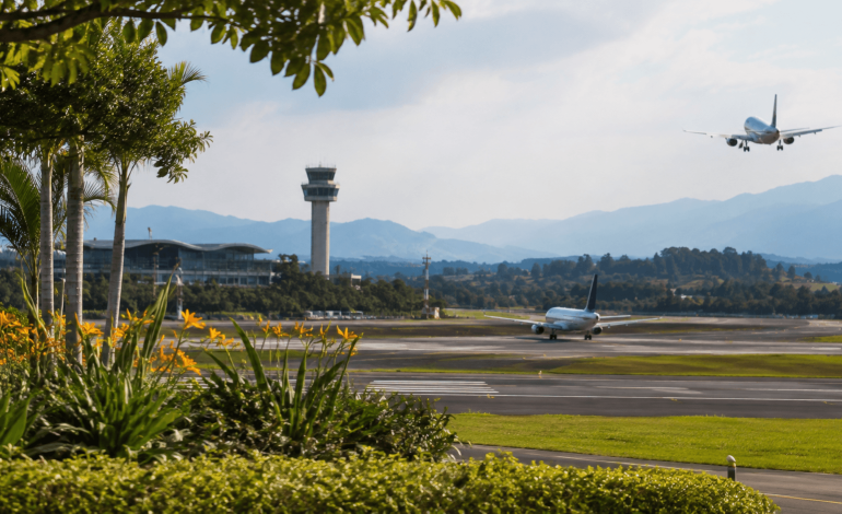 Aeropuerto José María Córdova con aviones comerciales y operación aérea en Medellín