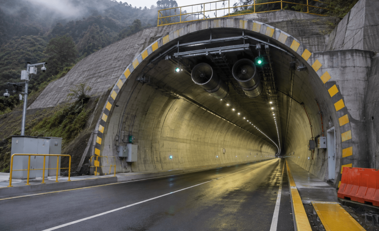 Túnel del Toyo con instalación de equipos electromecánicos para movilidad de Medellín