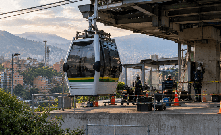 Metrocable Línea K suspendido entre Acevedo y Santo Domingo
