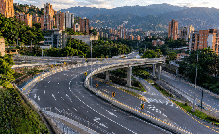 Avenida 34 en Medellín con vista panorámica del segundo puente del intercambio vial de Los González