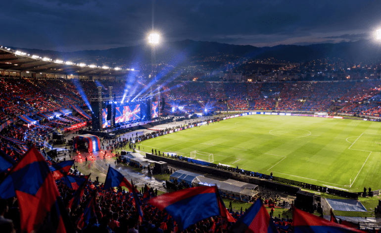 Jackson Martínez en la presentación oficial con Independiente Medellín en el Atanasio Girardot