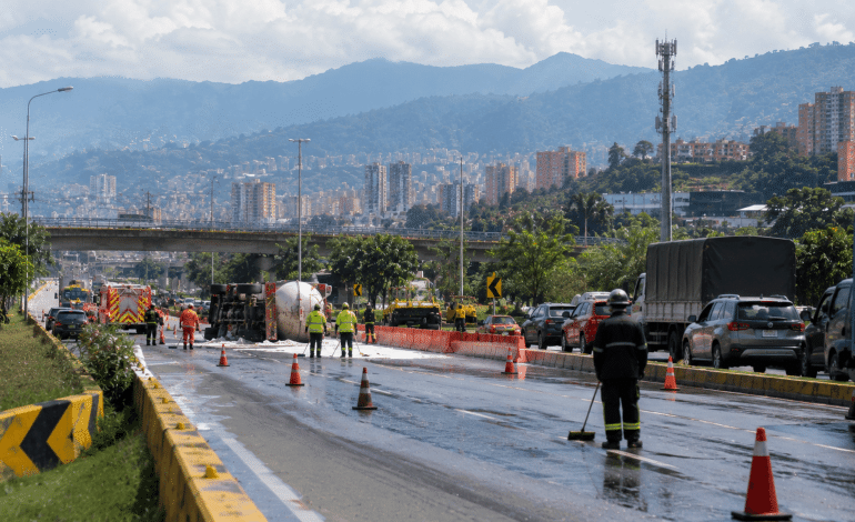 Accidente en Niquía tras volcamiento de camión cisterna en Bello