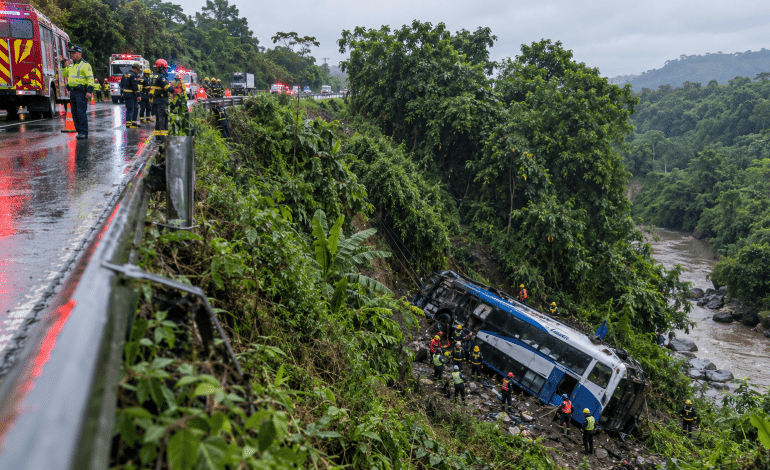 bus Puerto Berrío Copetrán en carretera de Antioquia