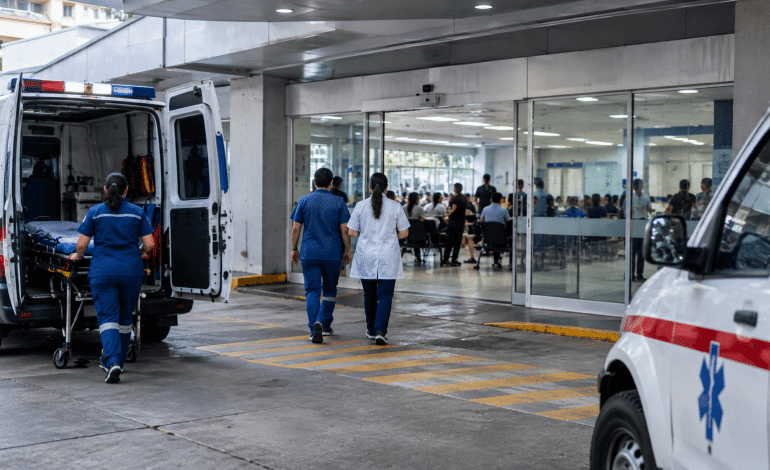 urgencias en Medellín con pacientes en una sala de atención hospitalaria.