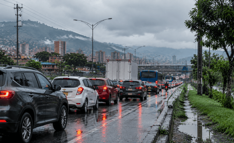 Lluvias en Medellín generan congestión en la Autopista Norte y otras vías del Valle de Aburrá.
