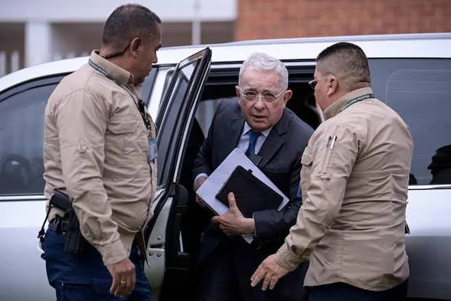 Álvaro Uribe ante la Fiscalía por investigación de El Aro y La Granja