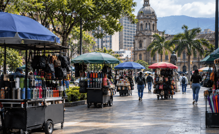 informales reciben dotación en Parque Berrío de Medellín
