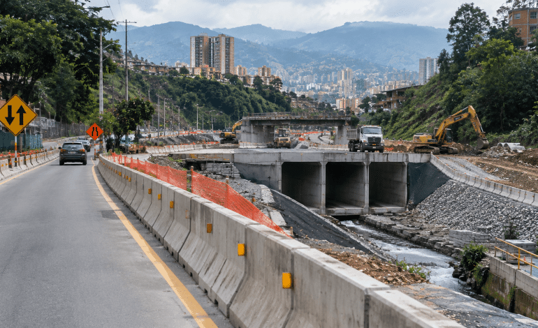 Limona con el paso provisional habilitado para los vehículos entre Medellín e Itagüí.
