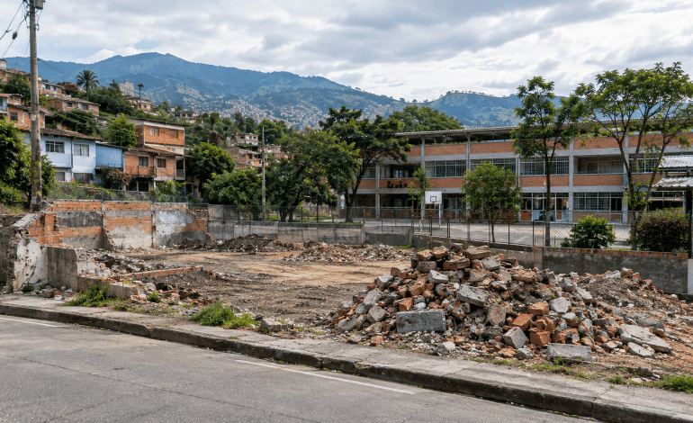 Medellín demolió pesebreras ligadas a relatos de la mafia